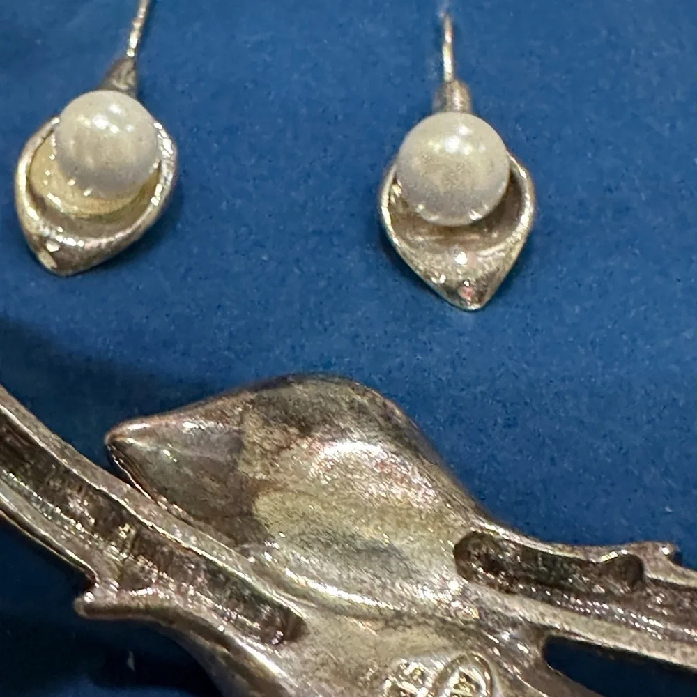 CALLA LILY BRACELET & EARRING GIFT SET - Picture 5 of 16